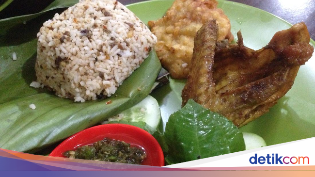 Nasi TO: Komplet! Nasi Tutug Oncom dengan Ayam Goreng Khas 