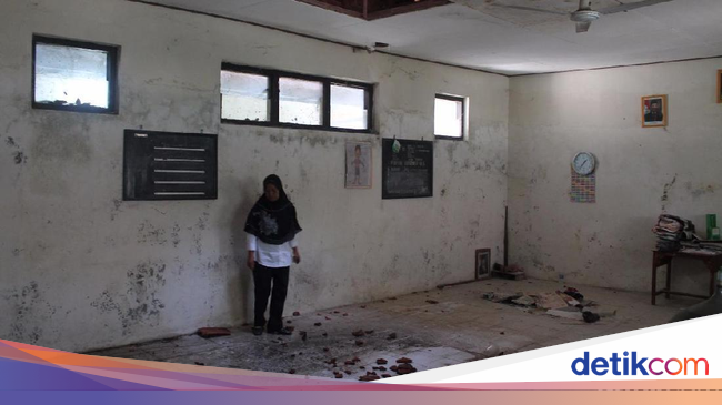 Ruang Kelas Rusak Siswa SD di Kudus Belajar di Ruang Ruang Kelas Rusak Siswa SD di Kudus Belajar di Ruang