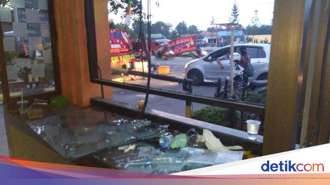 Mahasiswa Universitas Riau Saling Serang Kaca Jendela Pecah 