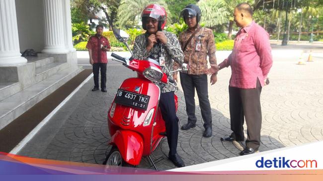 Biar Kekinian Gubernur Djarot Ngantor Naik Vespa Merah Biar Kekinian Gubernur Djarot Ngantor Naik Vespa Merah