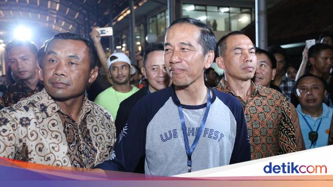 Foto Lucu Prabowo vs Jokowi Lepas Jaket Jokowi  Pakai Kaus We The Fest Foto  5