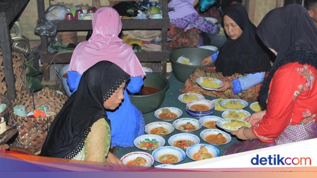Kuliner Khas yang Memanjakan Lidah di Perayaan Adat Desa Tenjolayar