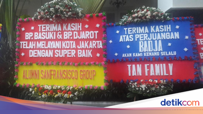 Semakin Sore, Karangan Bunga Berdatangan di Balai Kota