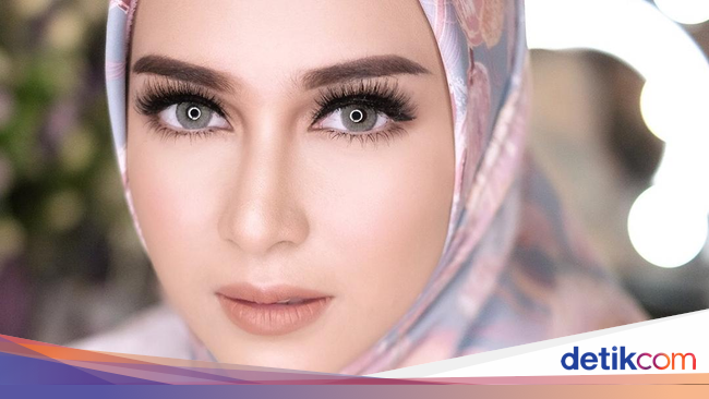  Foto  10 Gaya  Hijab Selebriti Pakai  Ciput Rajut Anti Pusing