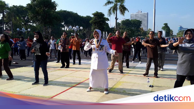 Pakai Baju Dinas Risma Diajak Goyang Peringati HUT 