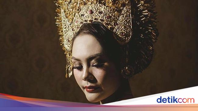 Foto Hiasan Kepala Pengantin Adat Indonesia yang Mewah Foto Hiasan Kepala Pengantin Adat Indonesia yang Mewah