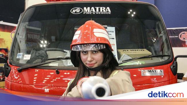 Melongok Jeroan Mobil Pemadam Kebakaran Melongok Jeroan Mobil Pemadam Kebakaran