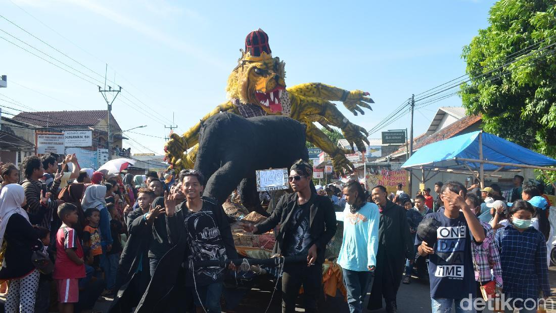 Masyarakat Tumpah Ruah Melihat Tradisi Nadran Gunung Jati