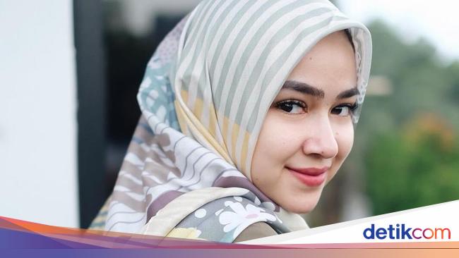 Foto 8 Gaya Hijab Selebgram Pakai Kerudung Voal Bermotif Yang Hits