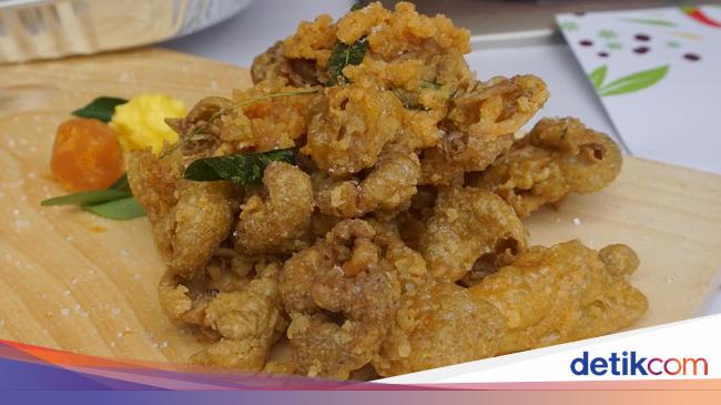 Kriuk! Enaknya Ngemil Kulit Ayam Goreng Tepung dengan 