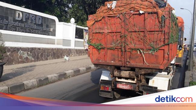 Bau Menyengat Air Lindi Truk Sampah Teror Padalarang Bandung Bau Menyengat Air Lindi Truk Sampah Teror Padalarang Bandung