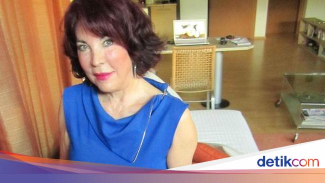 Nenek 70 Tahun Ini Pakai Air Seni Untuk Merawat Wajah Agar Lebih Glowy Nenek 70 Tahun Ini Pakai Air Seni Untuk Merawat Wajah Agar Lebih Glowy