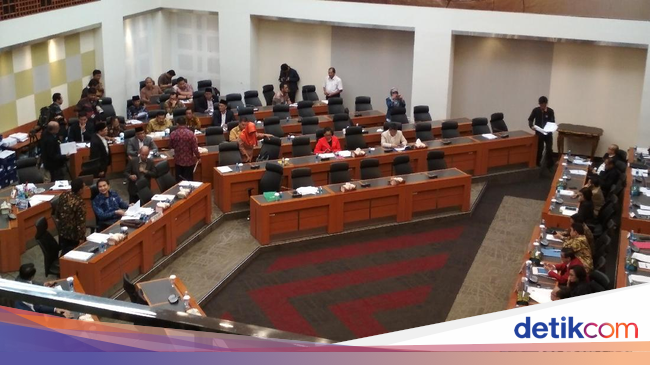 Malam-malam, Sri Mulyani Cs Bereskan RAPBN 2018 dengan DPR