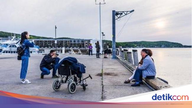 Meski Pakai Kursi Roda Orang Tua Juga Bisa Diajak Traveling Meski Pakai Kursi Roda Orang Tua Juga Bisa Diajak Traveling