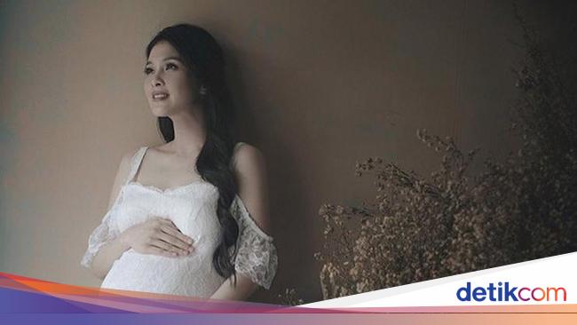 Cantik Banget Foto Hamil  6 Artis  Indonesia dengan Perut 