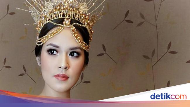 Foto Syahrini Hingga Raisa 8 Gaya Selebriti Pakai Hiasan Foto Syahrini Hingga Raisa 8 Gaya Selebriti Pakai Hiasan