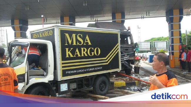 2 Truk Tabrakan di Pintu Tol Sedyatmo Lalin Arah Pluit 2 Truk Tabrakan di Pintu Tol Sedyatmo Lalin Arah Pluit