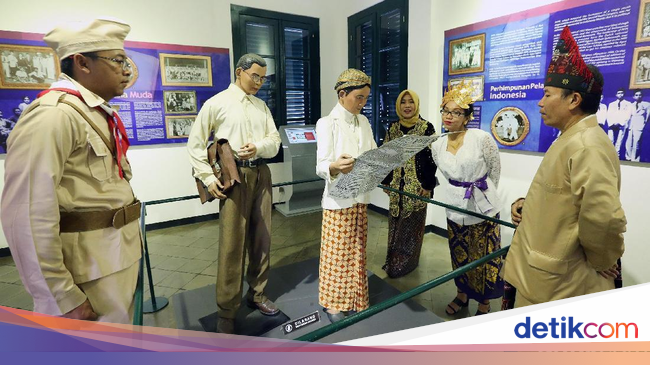 Berkostum Pejuang, Karyawan Telkom Datangi Museum Sumpah 