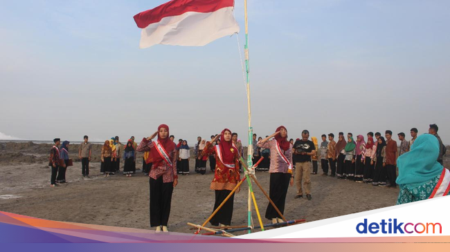 Sekolah ini Gelar Upacara Sumpah Pemuda di Pond Lumpur Lapindo Sekolah ini Gelar Upacara Sumpah Pemuda di Pond Lumpur Lapindo