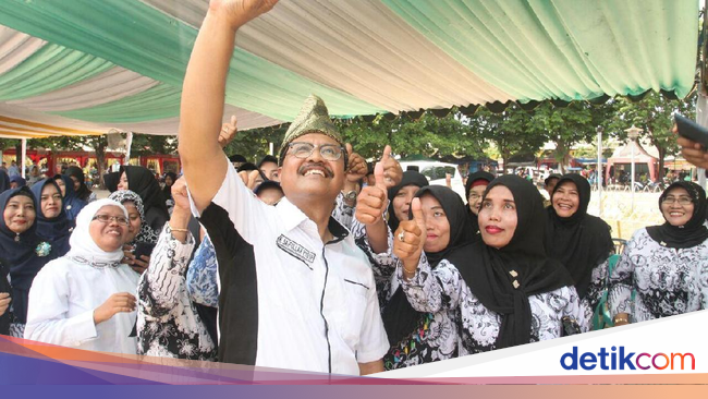 Sambangi Bawean, Gus Ipul Baca Puisi Bikinan Sendiri