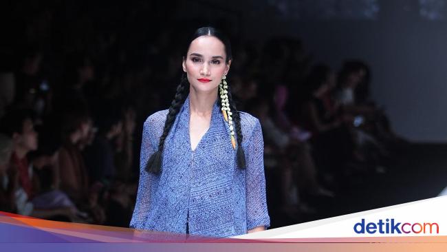 Foto: 9 Inspirasi Padu-padan Sneakers dan Kain Batik ala