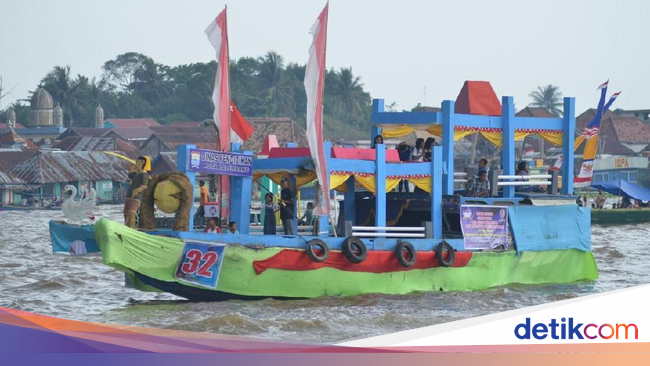 Peringati Sumpah Pemuda, Warga Lomba Perahu Hias dan Bidar 