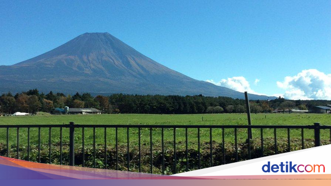 Dilanda Topan Gunung Fuji  Jadi Telanjang 