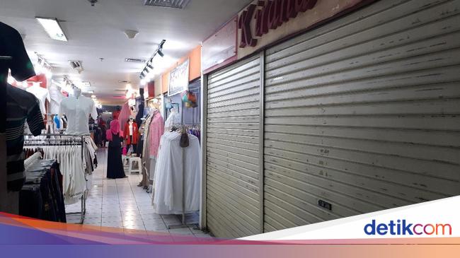 Sejumlah Toko Di Pasar Baru Bandung Tutup