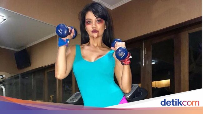 Jadi Drakula Seksi Farah Quinn Dicakar Kucing Jadi Drakula Seksi Farah Quinn Dicakar Kucing