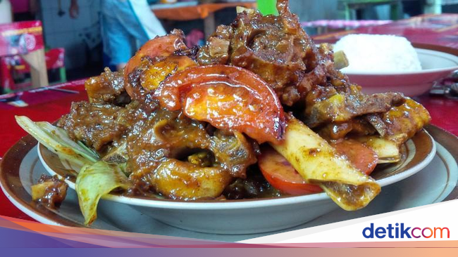 Tempat Tengkleng Enak di Solo hingga Gaun Nasi Lemak Miss 