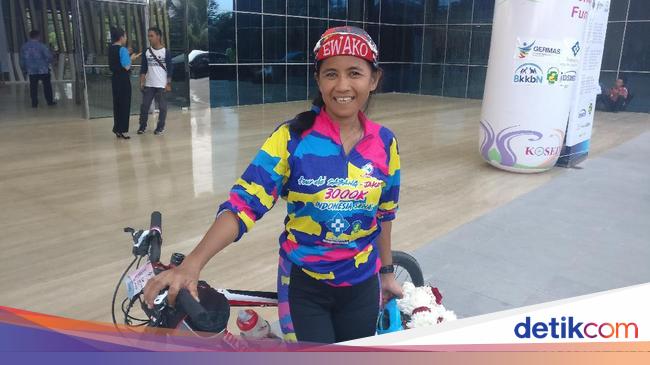 Ini Darna Wanita  Tangguh dari Makassar yang Gowes Sepeda  