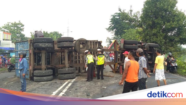 Mobil Avanza Tabrak Truk Trailer Hingga Terguling 5 Orang Mobil Avanza Tabrak Truk Trailer Hingga Terguling 5 Orang