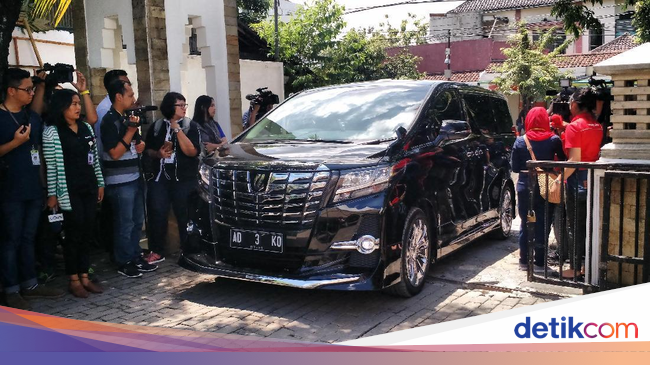 Calon Besan Jokowi Tinggalkan Geladi Resik Naik  Alphard 