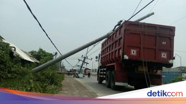  Dump  Truk  Rusak Trafo PLN Listrik 5 Desa di Mojokerto Padam