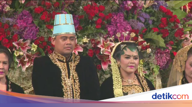 Pakai Dodot Baju Bludru Gaya Kahiyang dengan Adat Solo Pakai Dodot Baju Bludru Gaya Kahiyang dengan Adat Solo