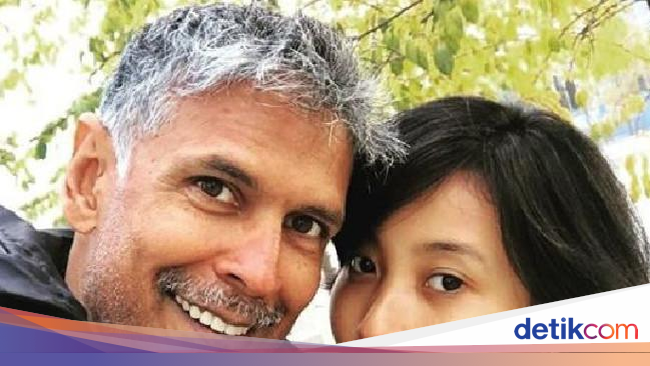 Kisah Cinta Aktor Bollywood Berumur 52 Tahun dan Gadis 18 Kisah Cinta Aktor Bollywood Berumur 52 Tahun dan Gadis 18