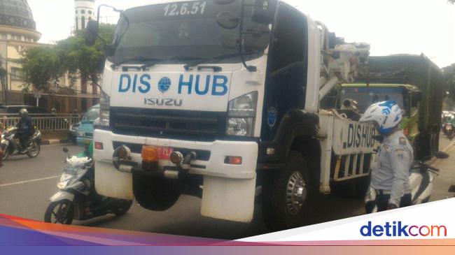 Saat Mobil Derek Dishub Tak Kuat Bawa Truk yang Mogok di Tebet Saat Mobil Derek Dishub Tak Kuat Bawa Truk yang Mogok di Tebet
