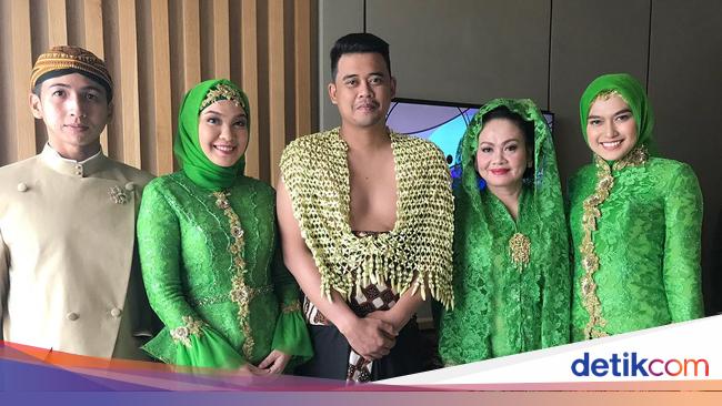 Foto Gaya Ibunda Bobby Nasution yang Selalu Pakai Veil di Foto Gaya Ibunda Bobby Nasution yang Selalu Pakai Veil di