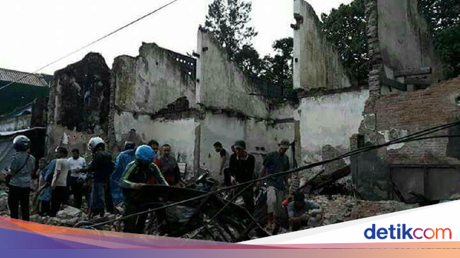  Bangunan  Tua yang Roboh di  Tegal  Bekas Pabrik Ubin