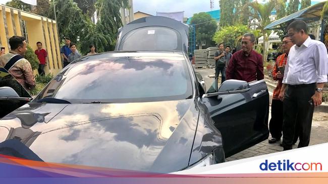 Dahlan Pak Jonan Ingin Orang RI Beli Mobil Tesla Lebih Murah Dahlan Pak Jonan Ingin Orang RI Beli Mobil Tesla Lebih Murah