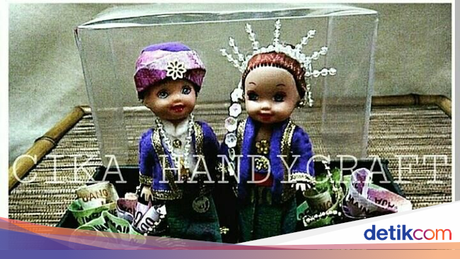 Bikin Boneka Berbusana Adat  Perempuan Ini Raup Omzet 15 