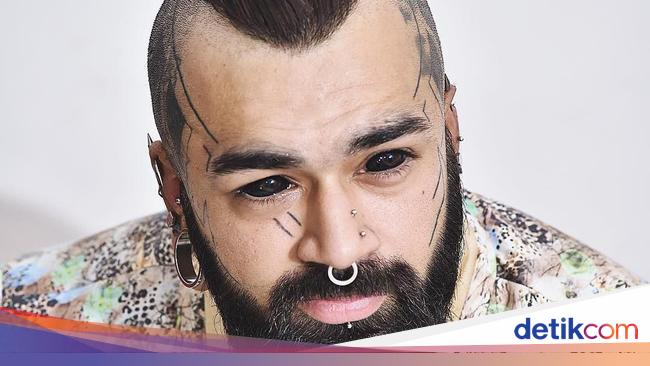 Unik atau Seram Pria Ini Tato Bola Matanya Jadi Hitam Unik atau Seram Pria Ini Tato Bola Matanya Jadi Hitam