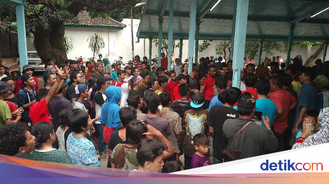 Serunya Tradisi Saweran Tawurji di Keraton Kanoman Cirebon