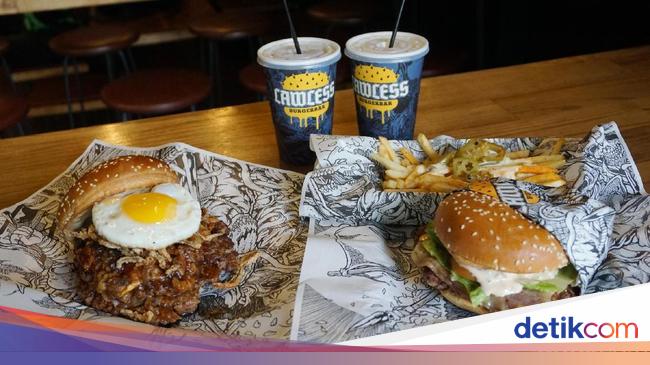 Lawless Burgerbar Makan The Lemmy Burger Berporsi Besar Di Kafe