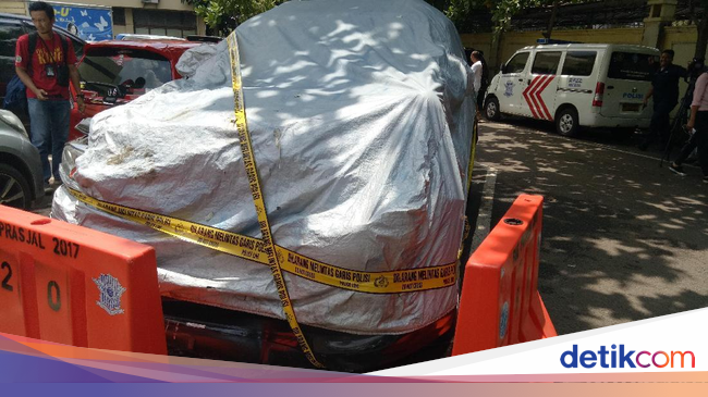 Polisi Tunggu Keluarga  Saksi untuk  Cek Mobil  yang 