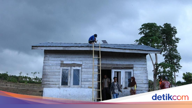 110 Lampu Tenaga Matahari Terangi Desa Sori Tatanga NTB