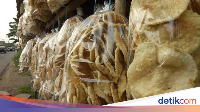 Khas Palembang! Kerupuk Ikan yang Dipanggang dengan Pasir