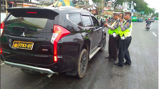 Bagaimana Bedakan Pelat Mobil Dinas Polisi Asli Dan Palsu?