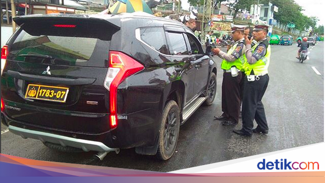  Mobil  Pakai Pelat Nomor Polisi Palsu Harus Diikat di 