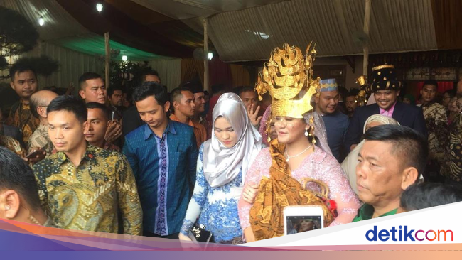 Uniknya Gaya Kahiyang Ayu Pakai Mahkota Tujuh Tingkat 